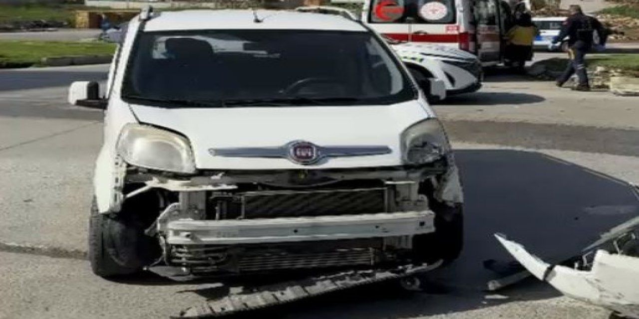 Otomobil ile hafif ticari araç çarpıştı; 3 çocuk yaralı