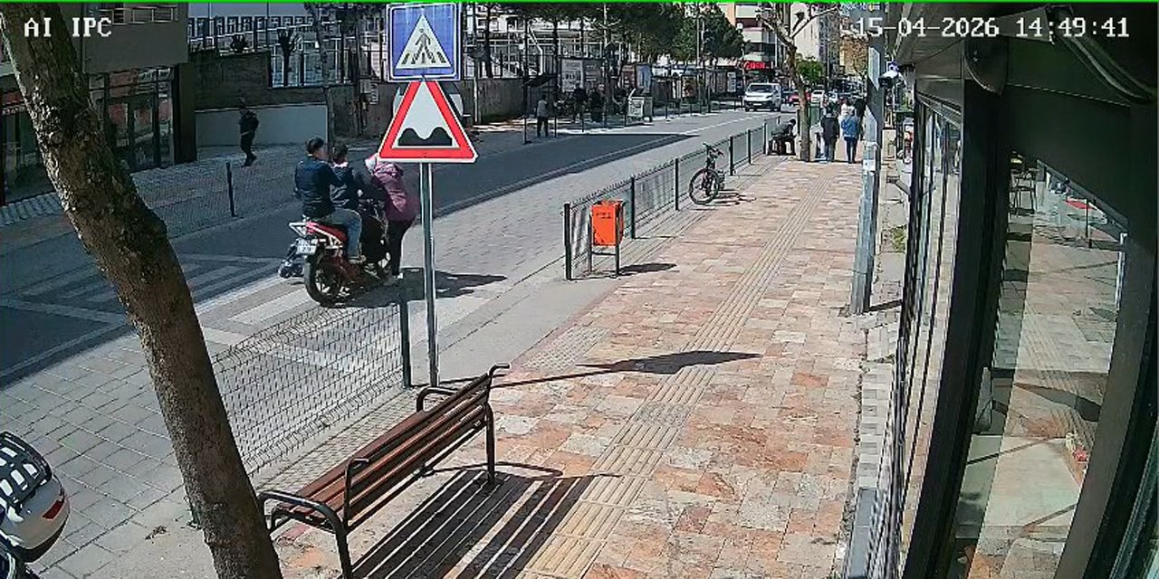 Anne ve bebeğine motosikletin çarptığı kaza kamerada