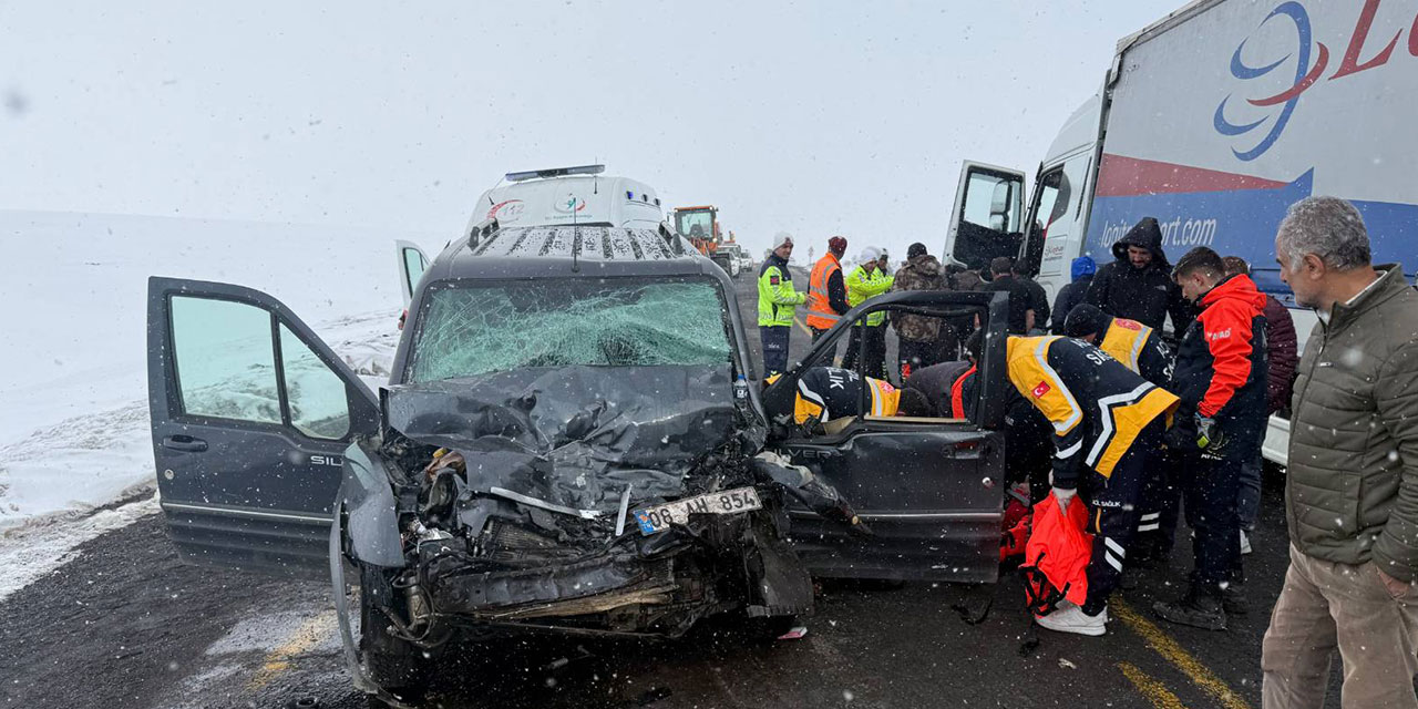 Artvin'deki trafik kazasında 2 kişi yaralandı