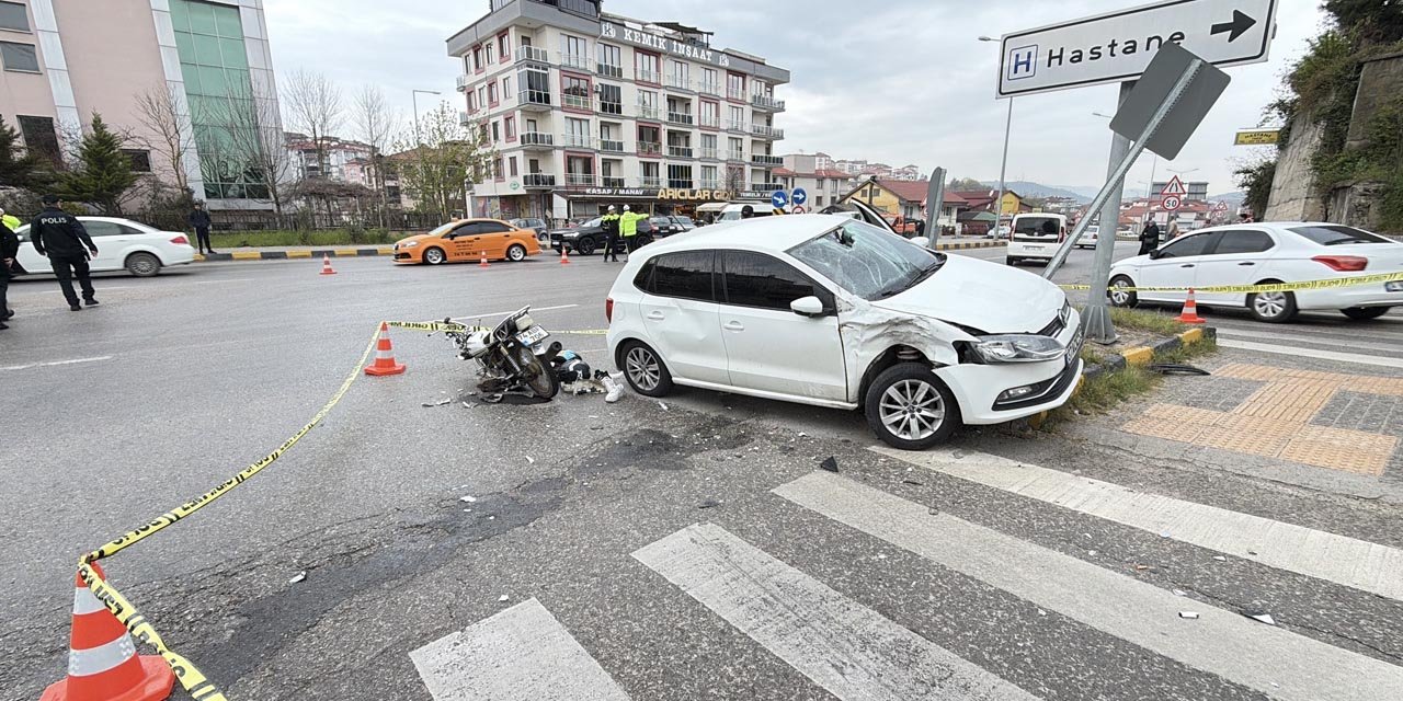 Otomobille motosiklet kavşakta çarpıştı: 2'si ağır, 3 yaralı
