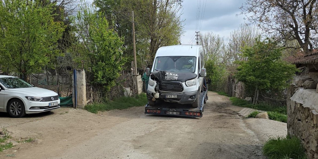 Samsun'da öğrenci servisi direğe çarptı: 12 yaralı