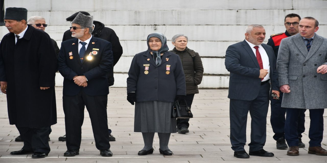 Gazi eşinin vasiyetiyle 10 yıldır tüm resmi törenlere katılıyor