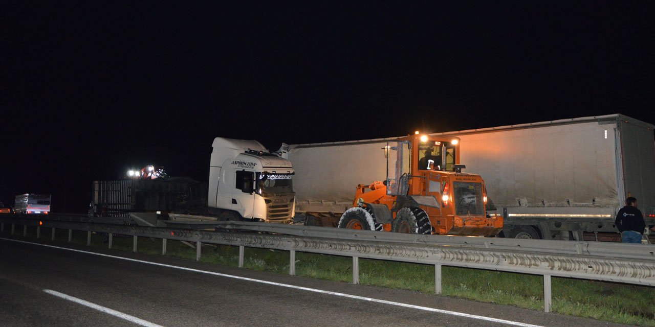 Samsun'da iki tırın çarpıştığı kazada 3 kişi yaralandı