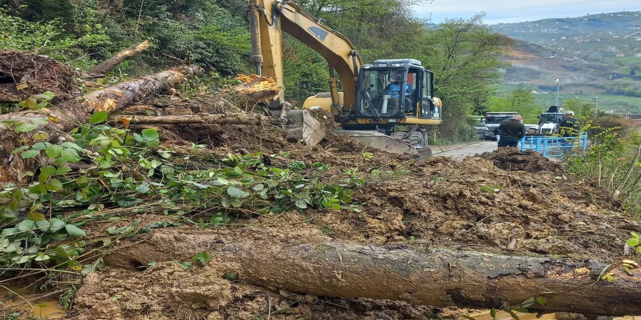 Trabzon'da heyelan; mahalle yolu ulaşıma kapandı