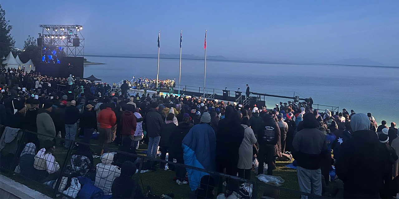 Anzak askerler Gelibolu'da 'Şafak Ayini' ile anıldı