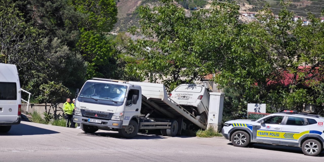 Otomobile çarpan minibüsün şarampole uçtuğu kaza kamerada