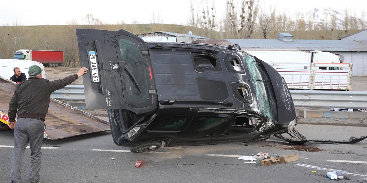 Hafif ticari araç, otomobile çarptı: 4 yaralı