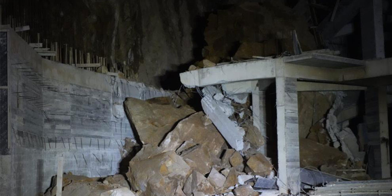 Gümüşhane'de yamaçtan kopan dev kayalar, inşaat halindeki binanın üstüne düştü