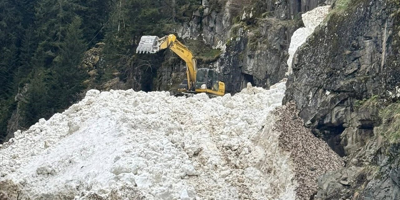Rize'de yayla yollarında kar temizleme çalışmaları sürüyor