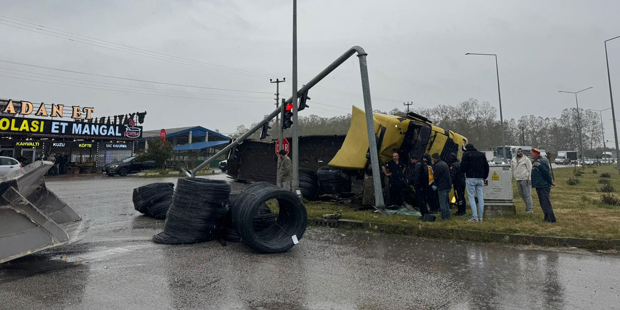 TIR aydınlatma direğine çarpıp, devrildi; 1 yaralı