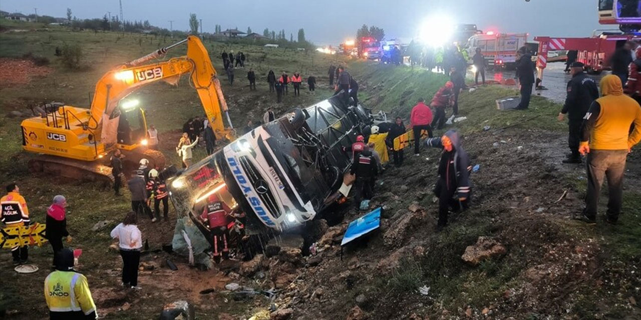 Malatya'da otobüsün şarampole devrilmesi sonucu 4 kişi öldü, 15 kişi yaralandı