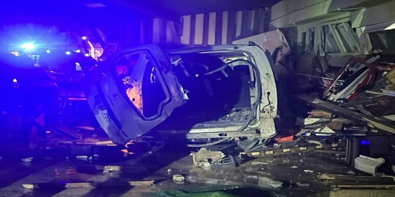 Ordu'da otomobil iş yerine girdi: 2 yaralı