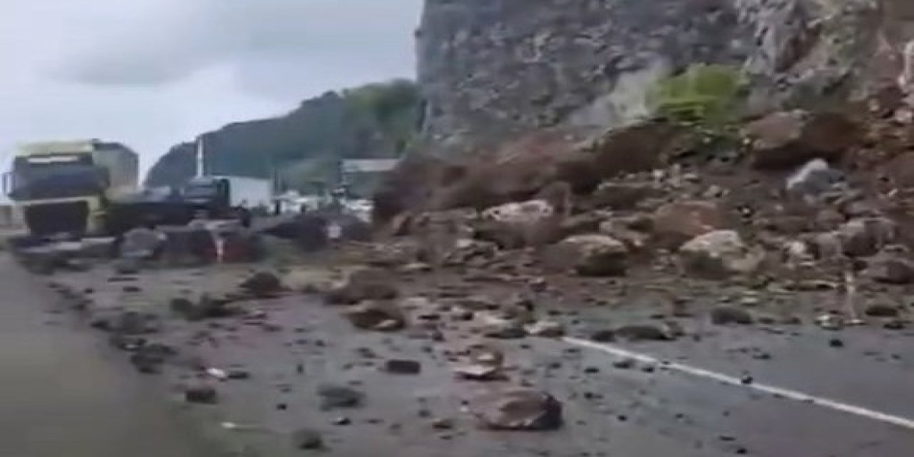 Artvin’de heyelan; yol ulaşım kapandı