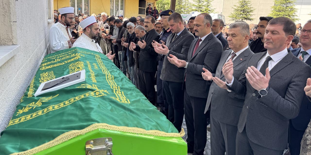 Artvin'de çığ altında kalan çobanın cenazesi defnedildi
