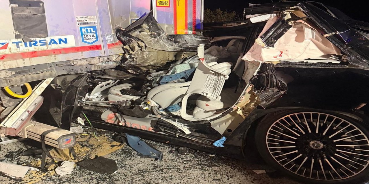 Giresun'da tıra çarpan otomobilin sürücüsü öldü