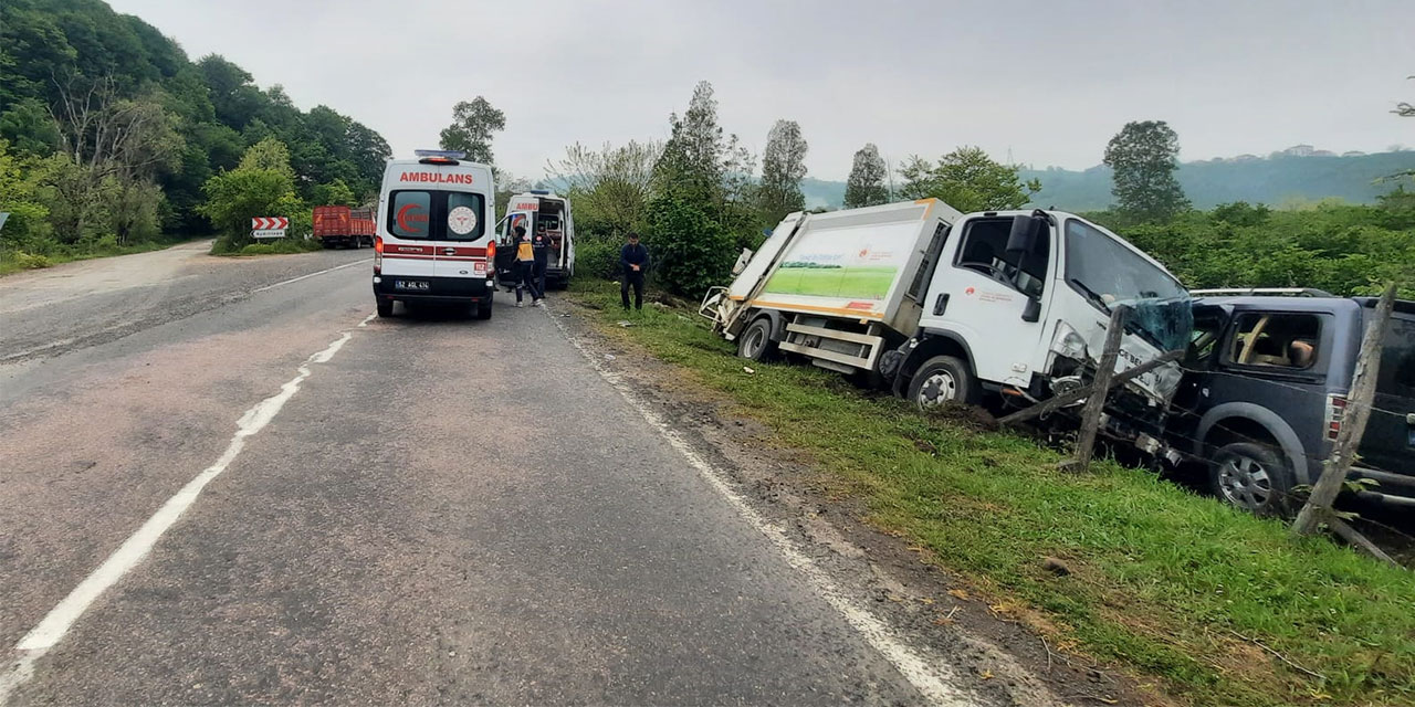 Çöp kamyonu ile Rize plakalı hafif ticari aracın çarpıştığı kazada 3 kişi yaralandı
