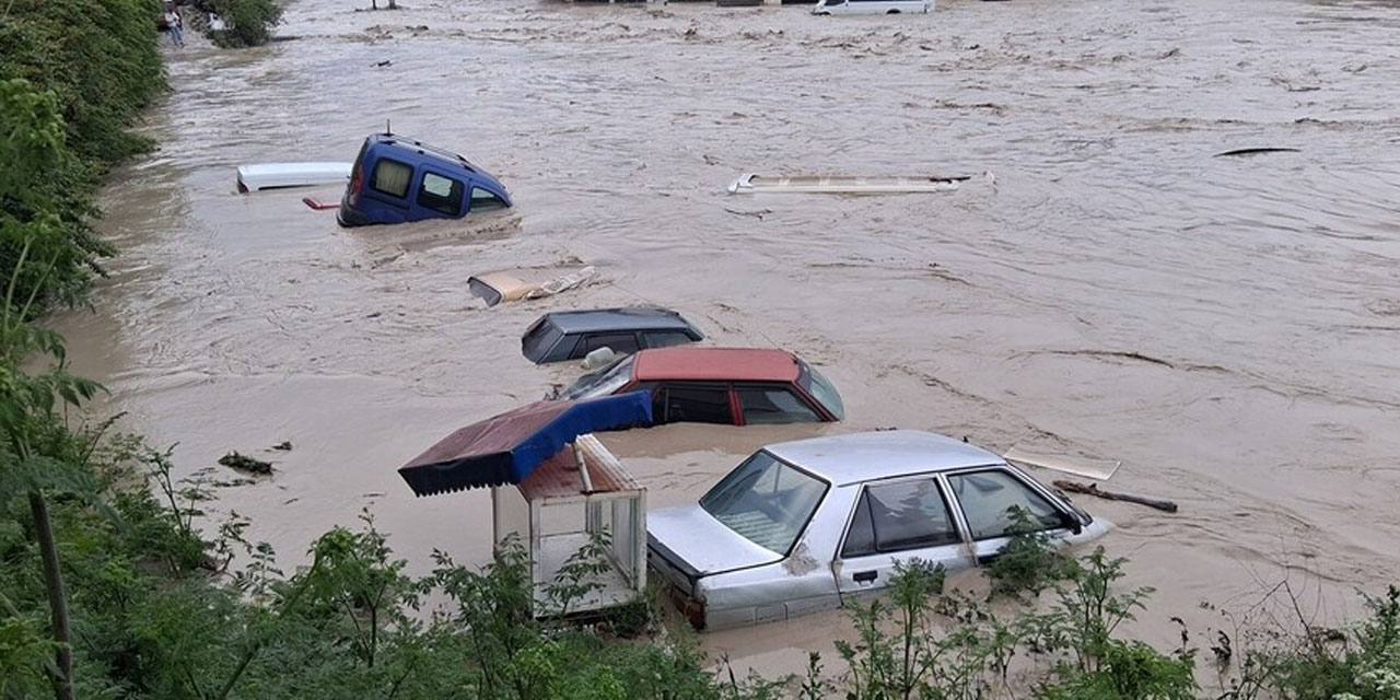 Samsun'da ev ve iş yeri sular altında kaldı, araçlar sürüklendi
