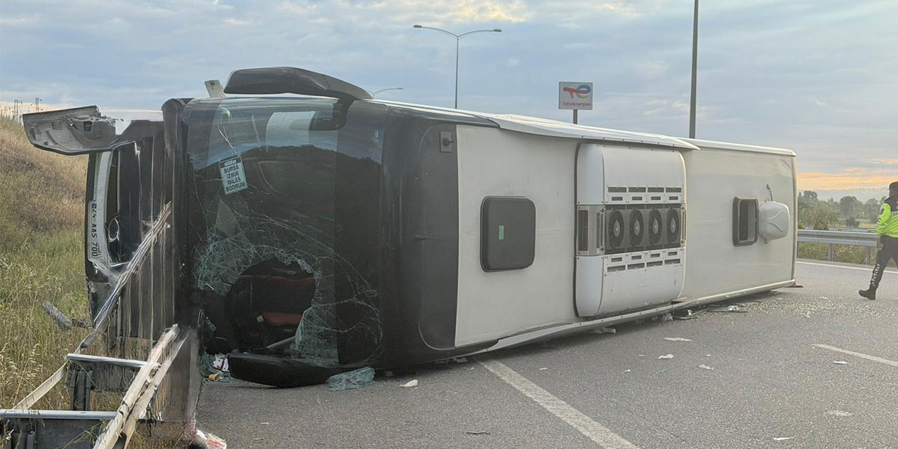 Yolcu otobüsü refüje çarpıp devrildi: 36 yaralı