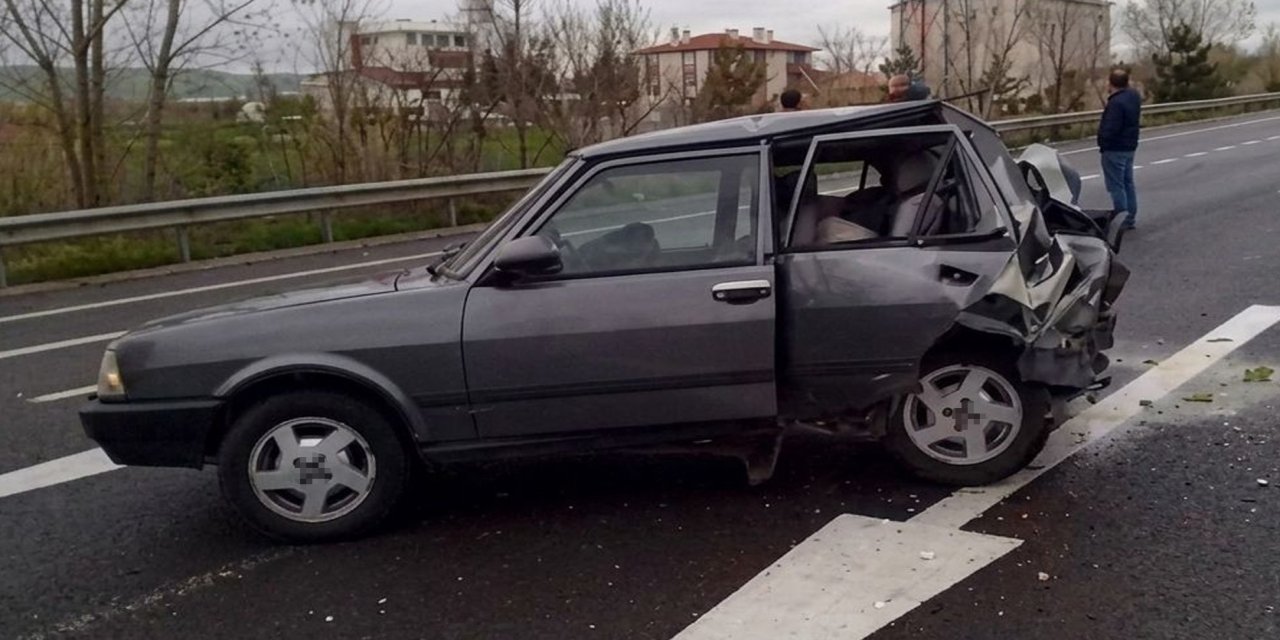 Minibüs park halindeki otomobile çarptı: 3 ölü, 5 yaralı