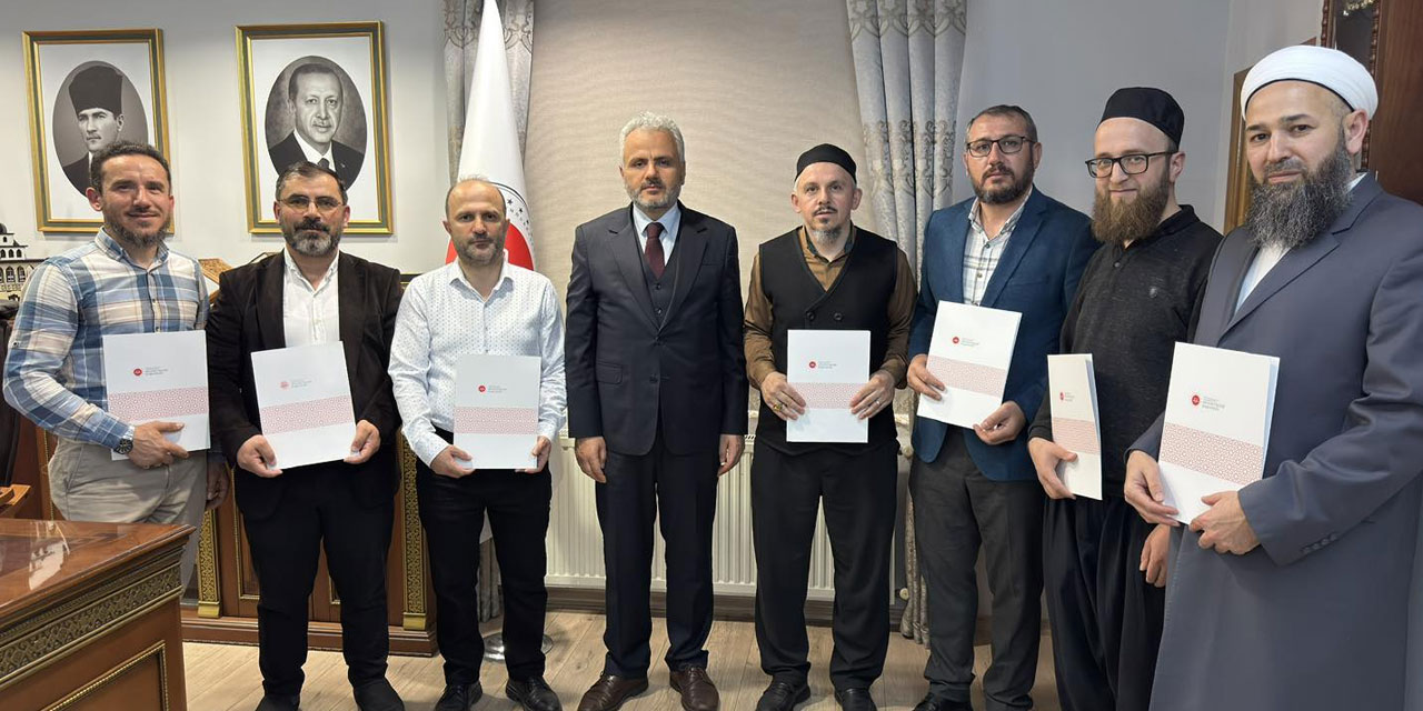 Rize’de Ezanı Güzel Okuma Kursu Mezunlarına Başarı Belgesi