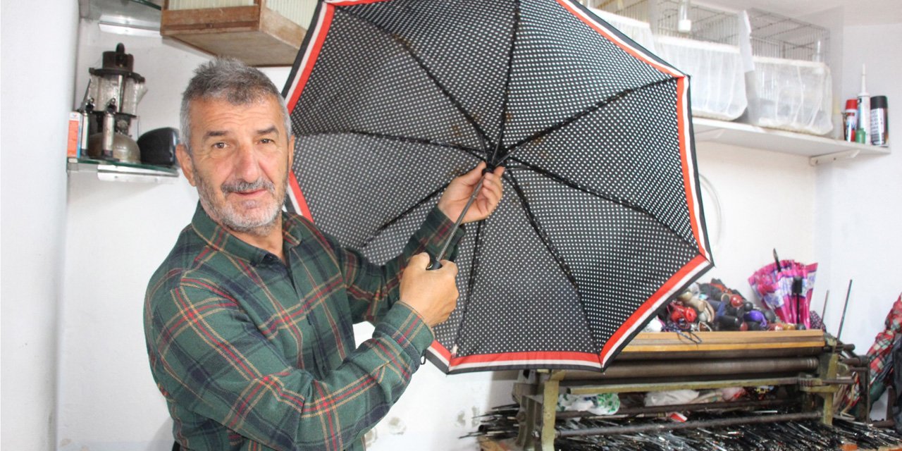 Yağmurun başkentinde 40 yıldır şemsiye tamir ediyor