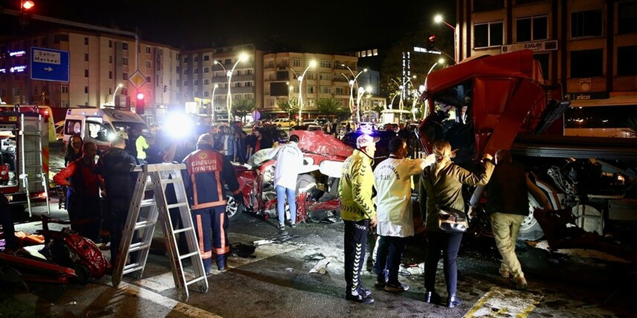 Giresun'da 5 kişinin öldüğü, 6 kişinin yaralandığı kaza anı kamerada