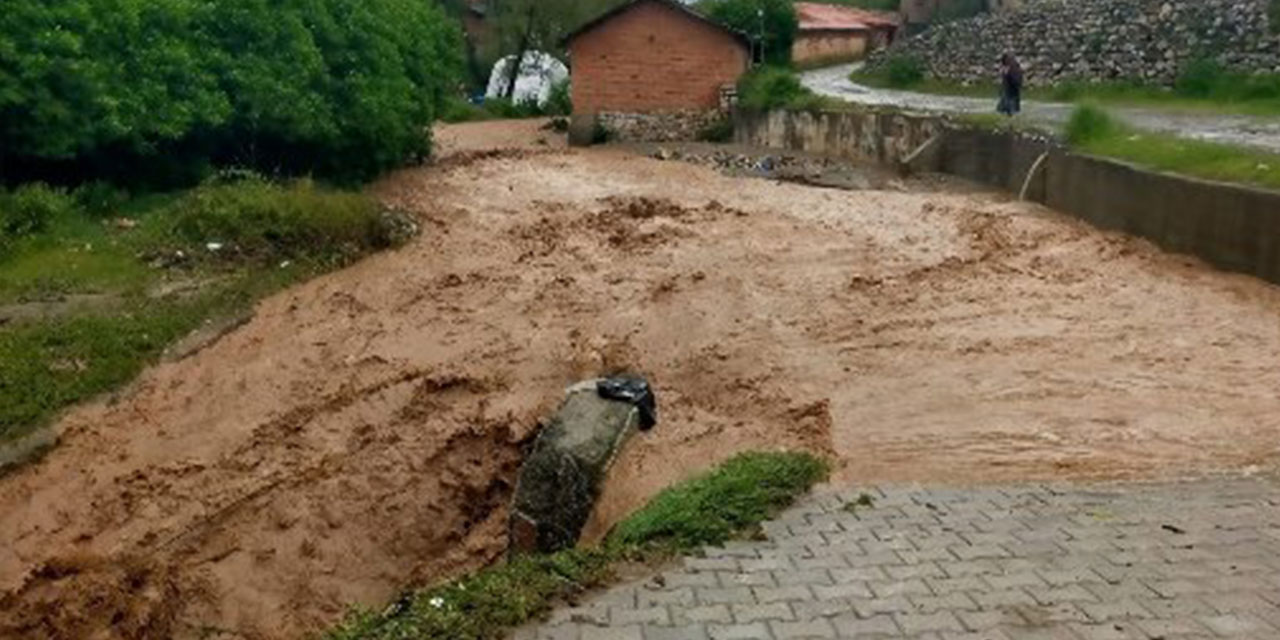 Çorum'da dolu ve sağanak sele neden oldu