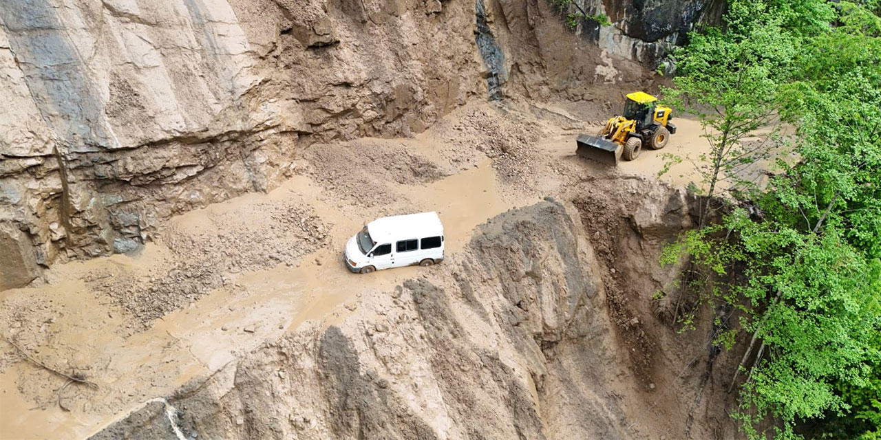 Trabzon’da heyelan; minibüsteki 3 kişi son anda kurtuldu