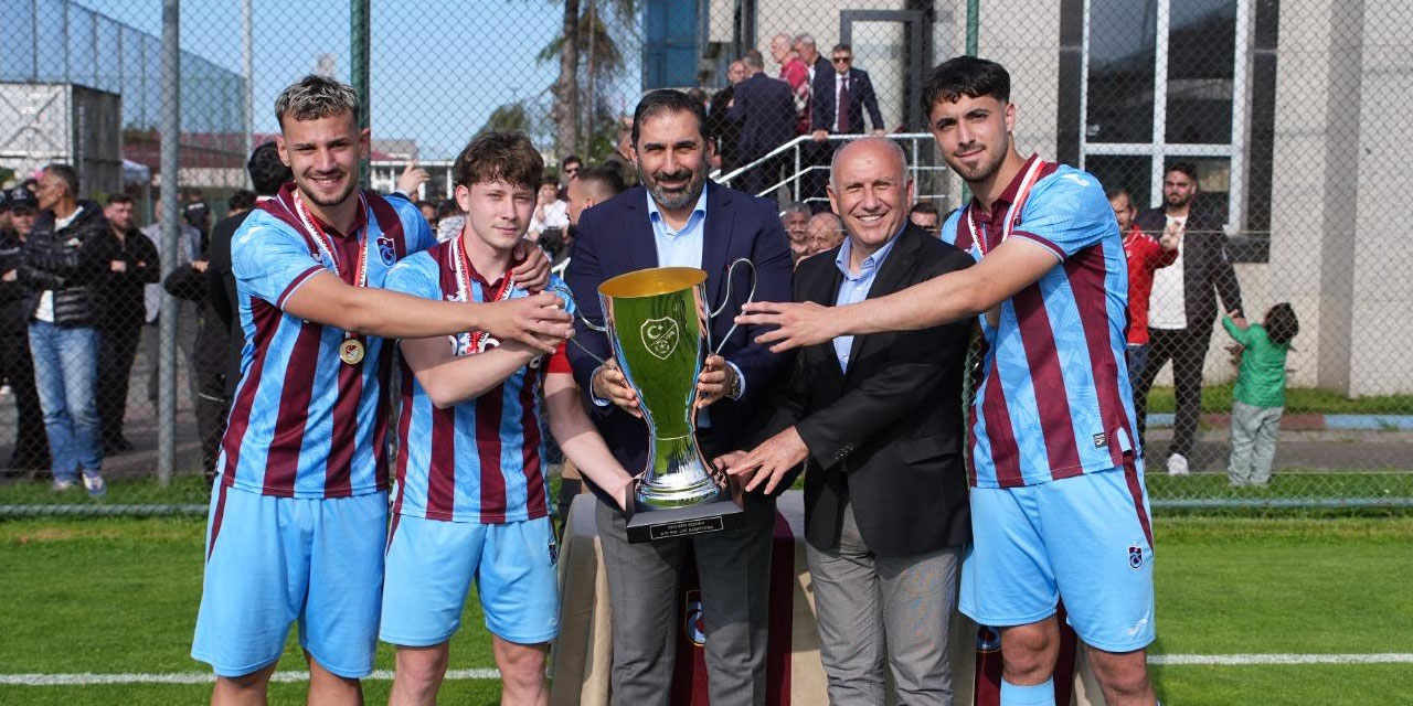 Trabzonspor U19 Takımı Şampiyonluk Kupasını Aldı