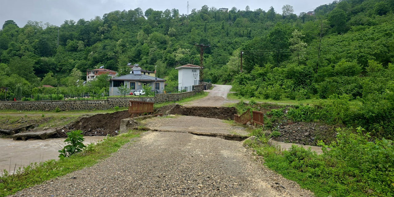Ordu'da sağanak sonrası köprünün bir bölümü çöktü