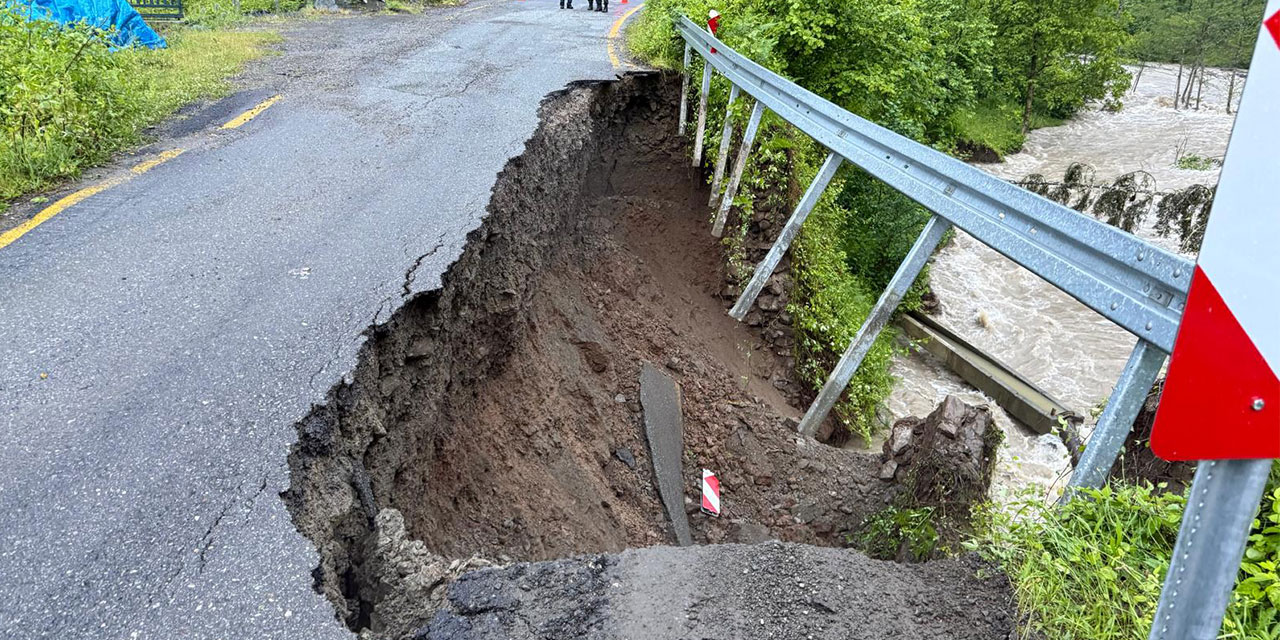 Artvin’de sağanak; dere taştı