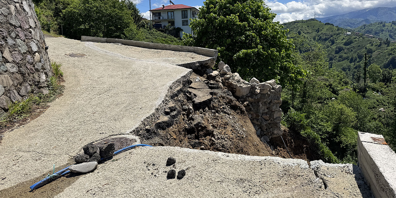 Rize'de istinat duvarının yıkılması sonucu mahalle yolu ulaşıma kapandı