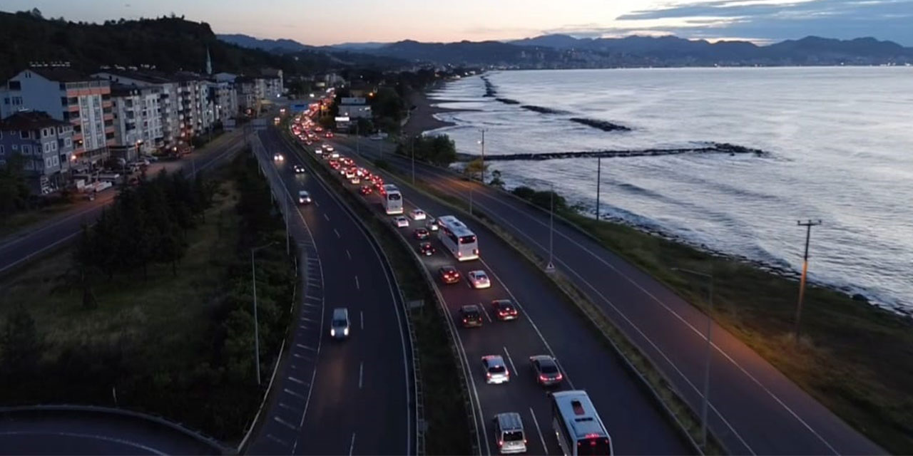 Bayram tatili dönüşü Karadeniz Sahil Yolu'nda yoğunluk