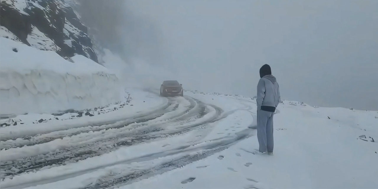 Macahel Geçidi, mayıs karı ile beyaza büründü