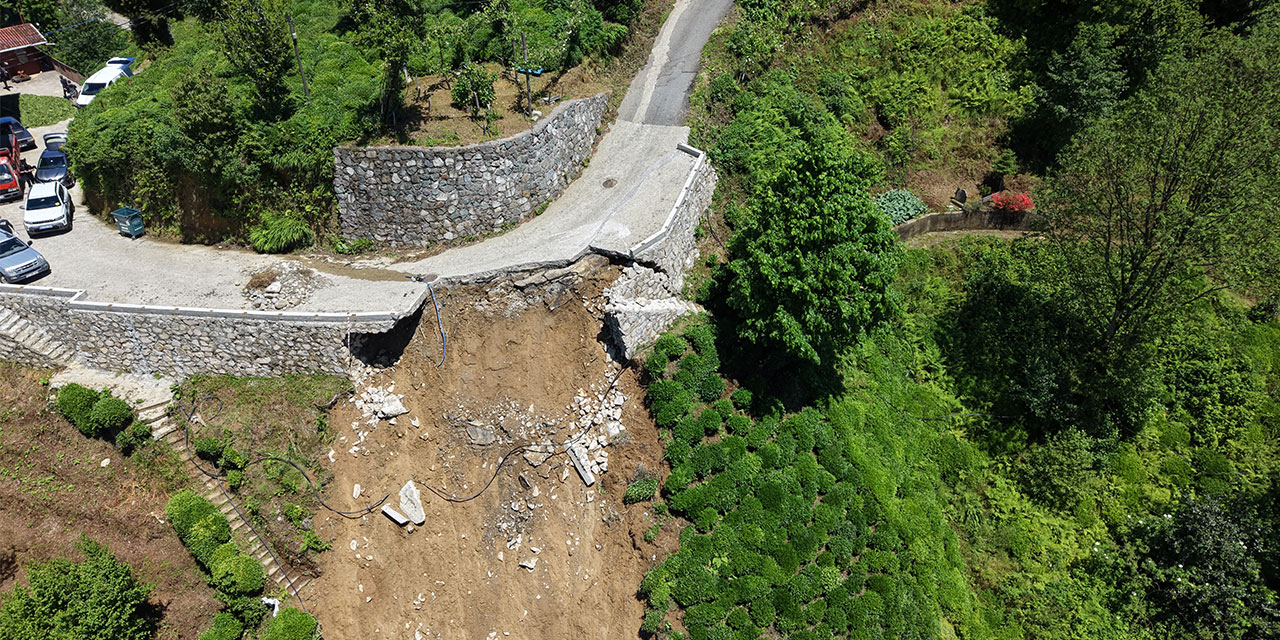 Rize'de sağanak sonrası çöken yol dronla görüntülendi