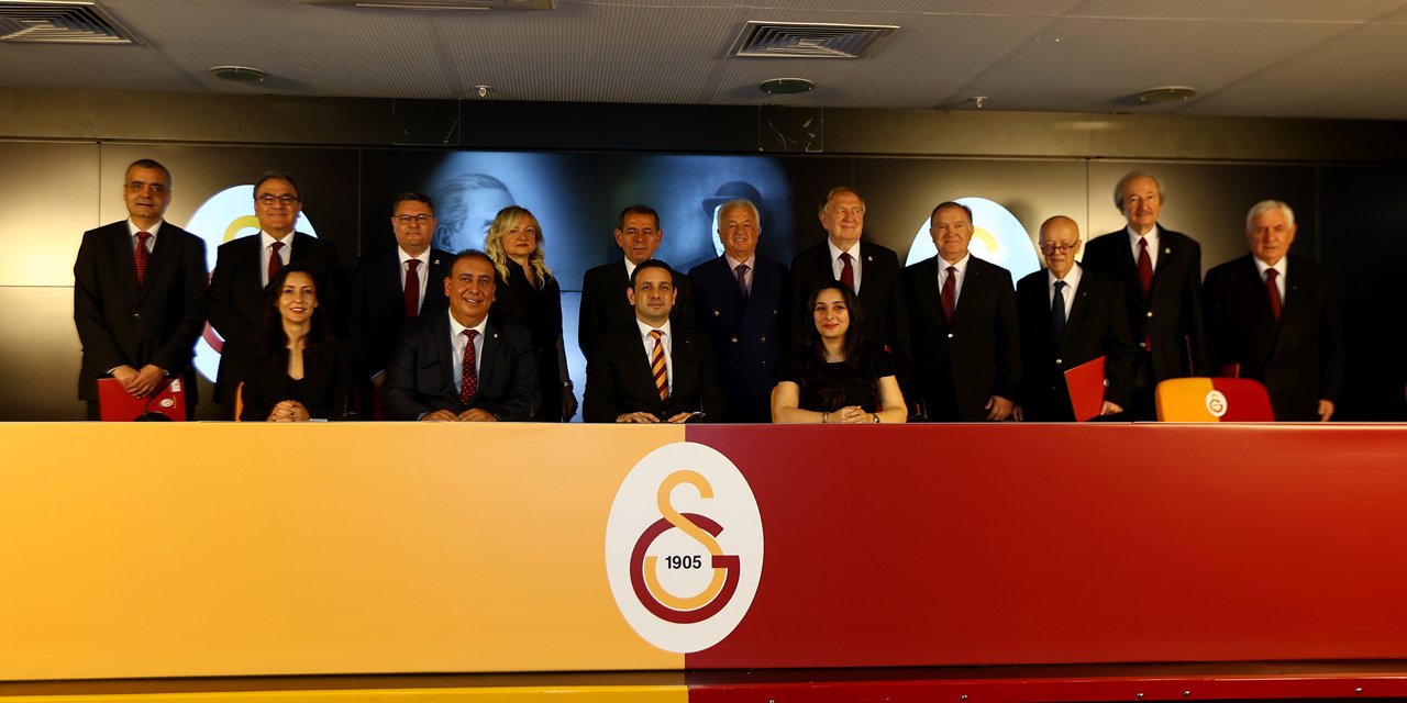 Galatasaray'da yeni yönetim mazbatalarını aldı