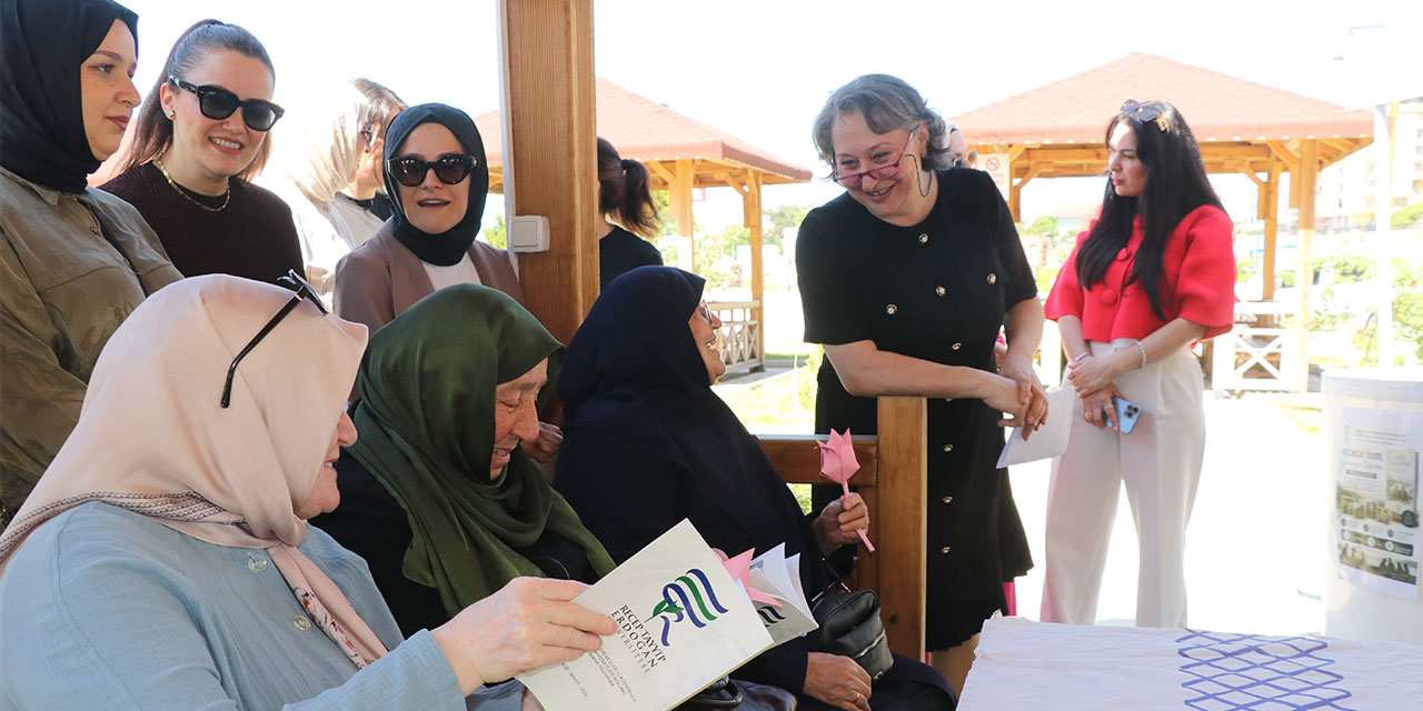 Rize'de üniversite öğrencileri yaşlıların hayat hikayelerini kitaplaştırdı