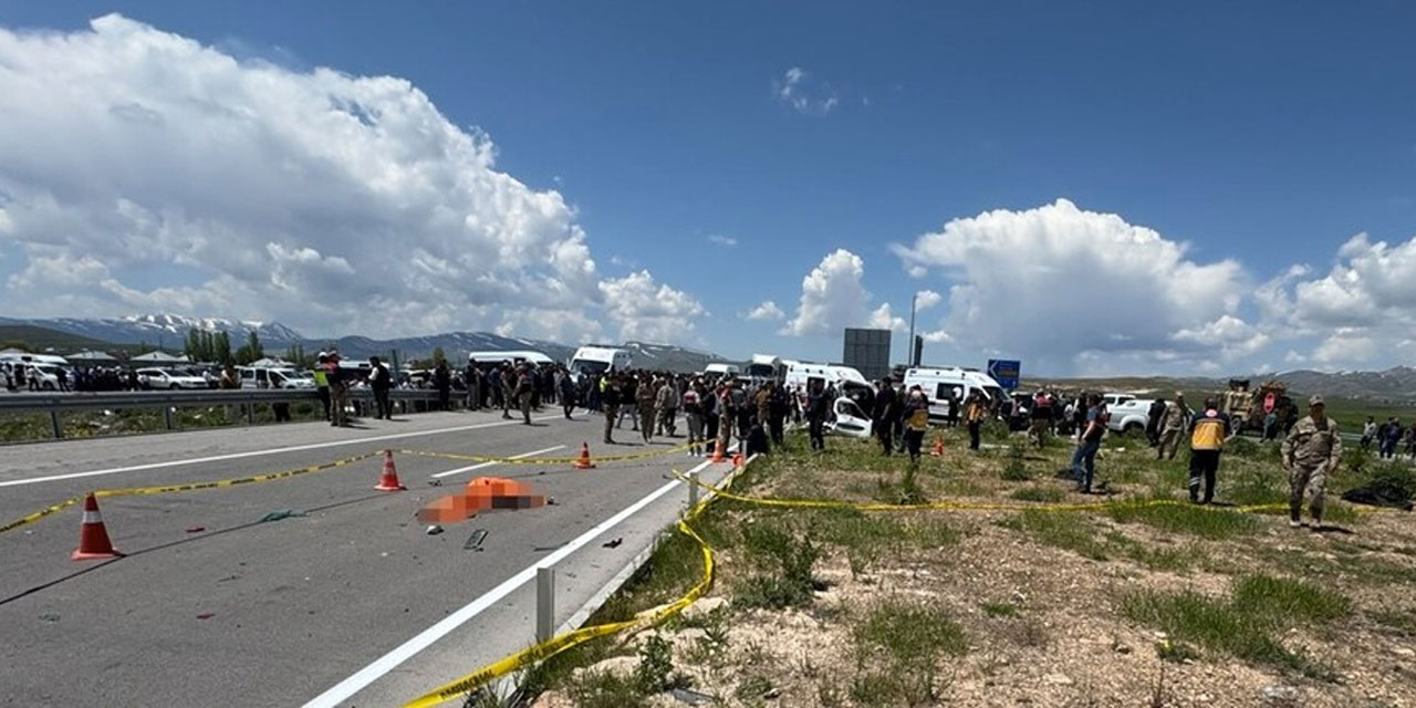 Van'da pikap ile hafif ticari aracın çarpıştığı kazada 4 kişi hayatını kaybetti, 2 kişi yaralandı