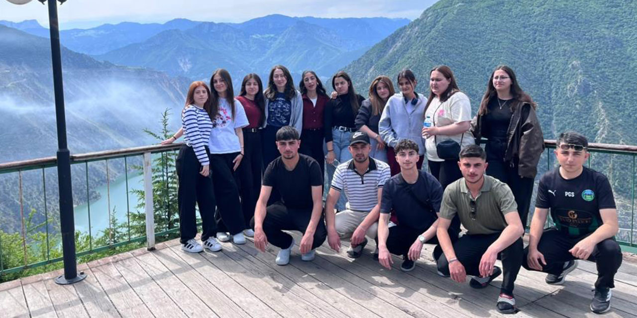 Posof Kaymakamlığı’ndan ve Rizeli Kaymakamdan öğrencilere bü