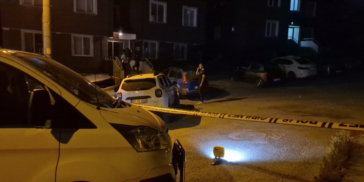 Motosikletle yaklaştığı kişiye ateş etti, mermiler bina ve otomobile isabet etti