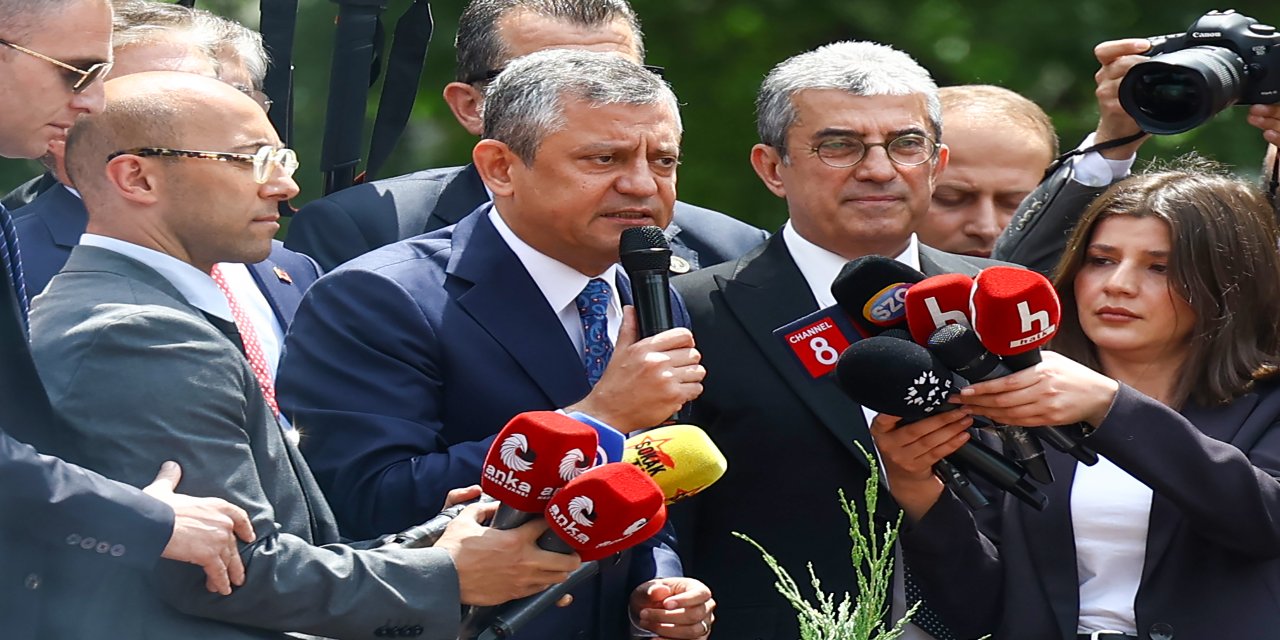 Özgür Özel, Meclis kapısında toplanan kalabalığa hitap etti