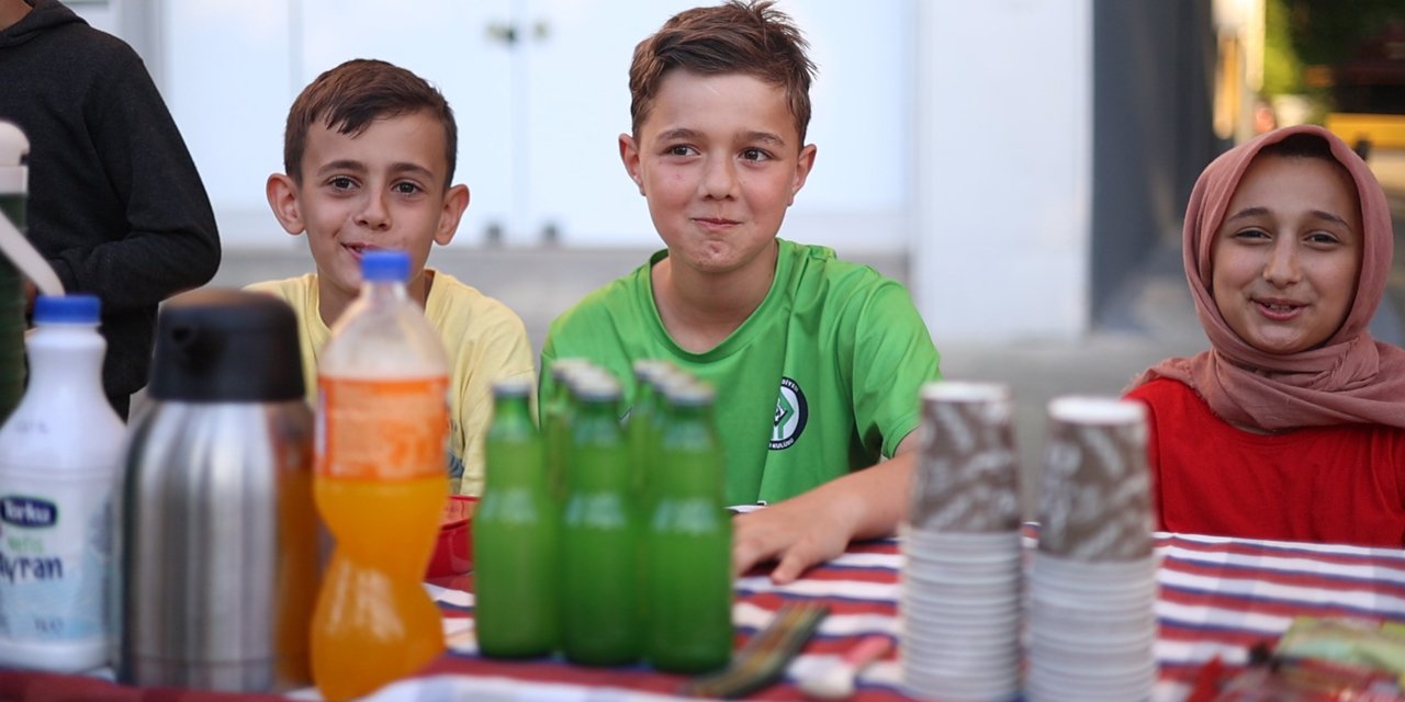 Rize'de harçlıklarını yolun kenarında kurdukları t