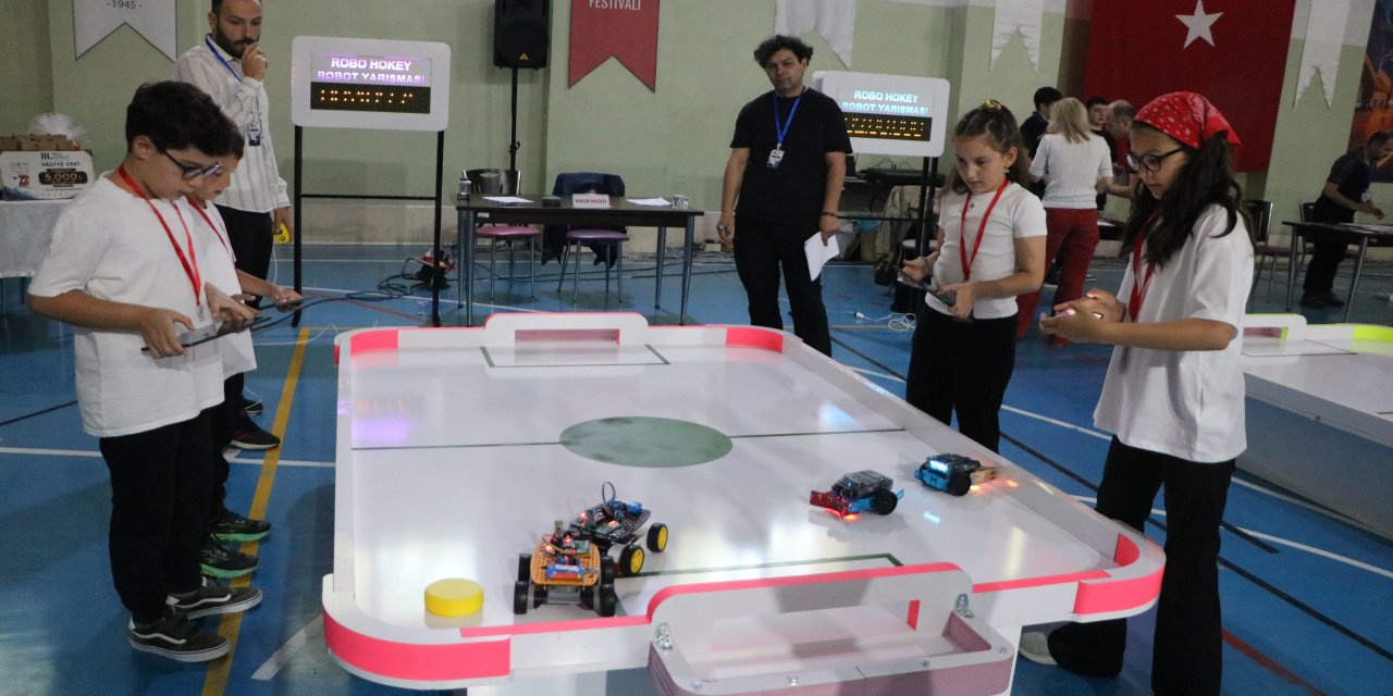 Teknoloji festivalinde öğrenciler, yaptıkları mini robotlarla yarıştı