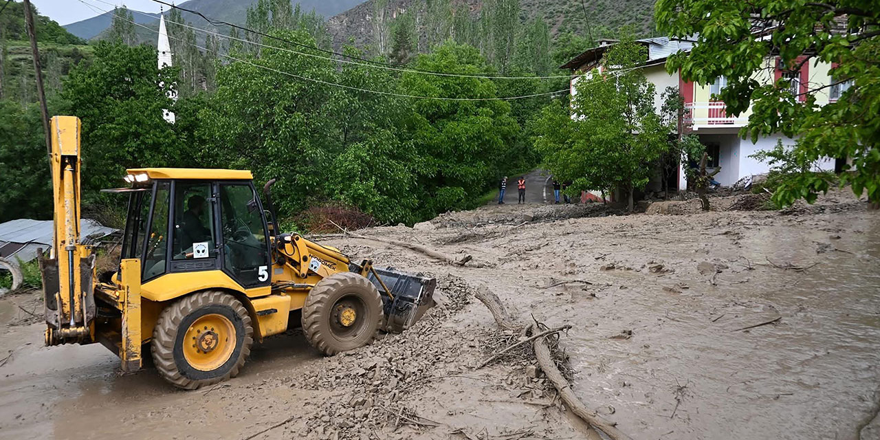 Erzurum'da heyelan; yollar ulaşıma kapandı