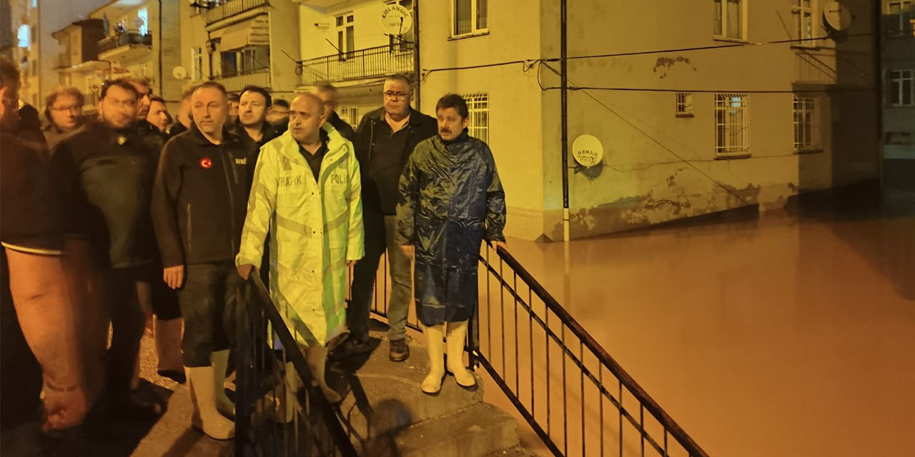Kırşehir'de sağanak; 15 araç selde mahsur kaldı, 20 iş yerini su bastı