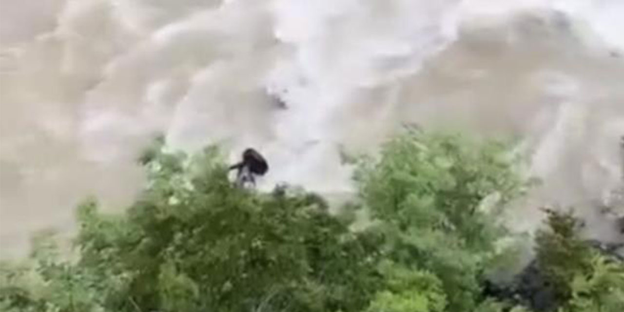Artvin'de bir otomobil Çoruh Nehri'ne düştü; baba ile oğlu aranıyor