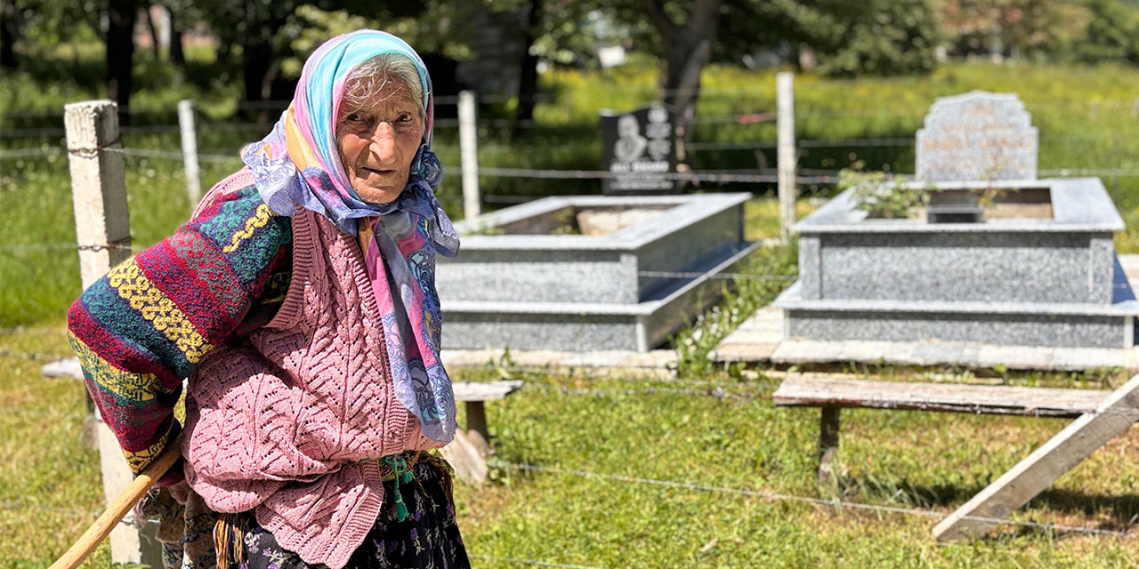 Ayağında kara lastik, elinde baston: Eşi ve oğlunun mezarından ayrılmıyor
