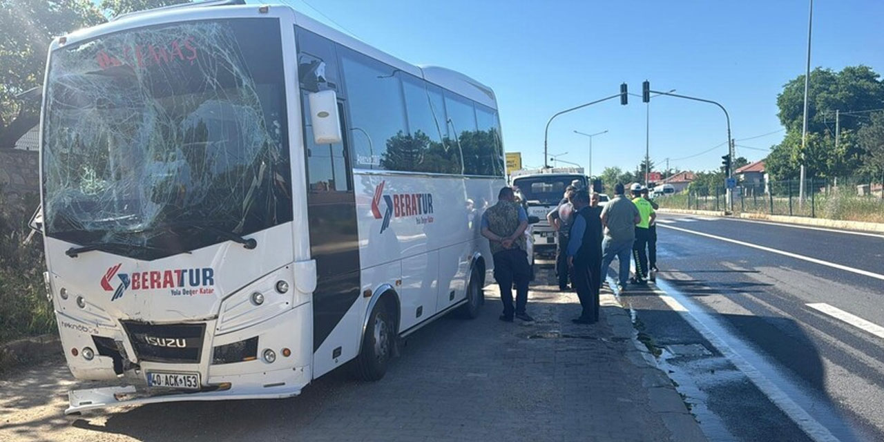 Kırşehir'de işçi servislerinin karıştığı kazada 42 kişi yaralandı