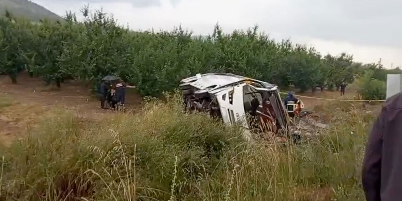 Isparta'da tur otobüsünün devrildiği kazada 5 kişi hayatını kaybetti, 25 kişi yaralandı