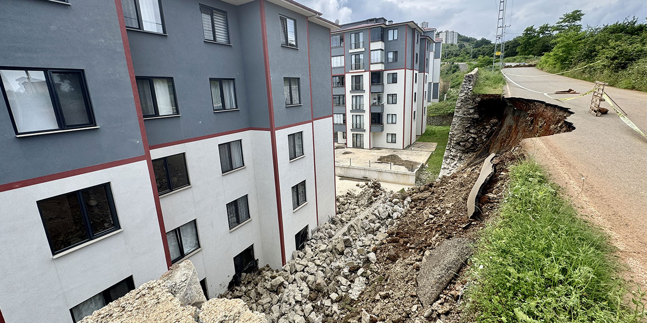 Trabzon'da çöken istinat duvarı 2 daireye zarar verdi